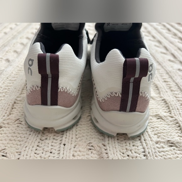 Like new - worn 2x On Cloudaway hiking sneaker, ice/moss, size 8M - Picture 6 of 10